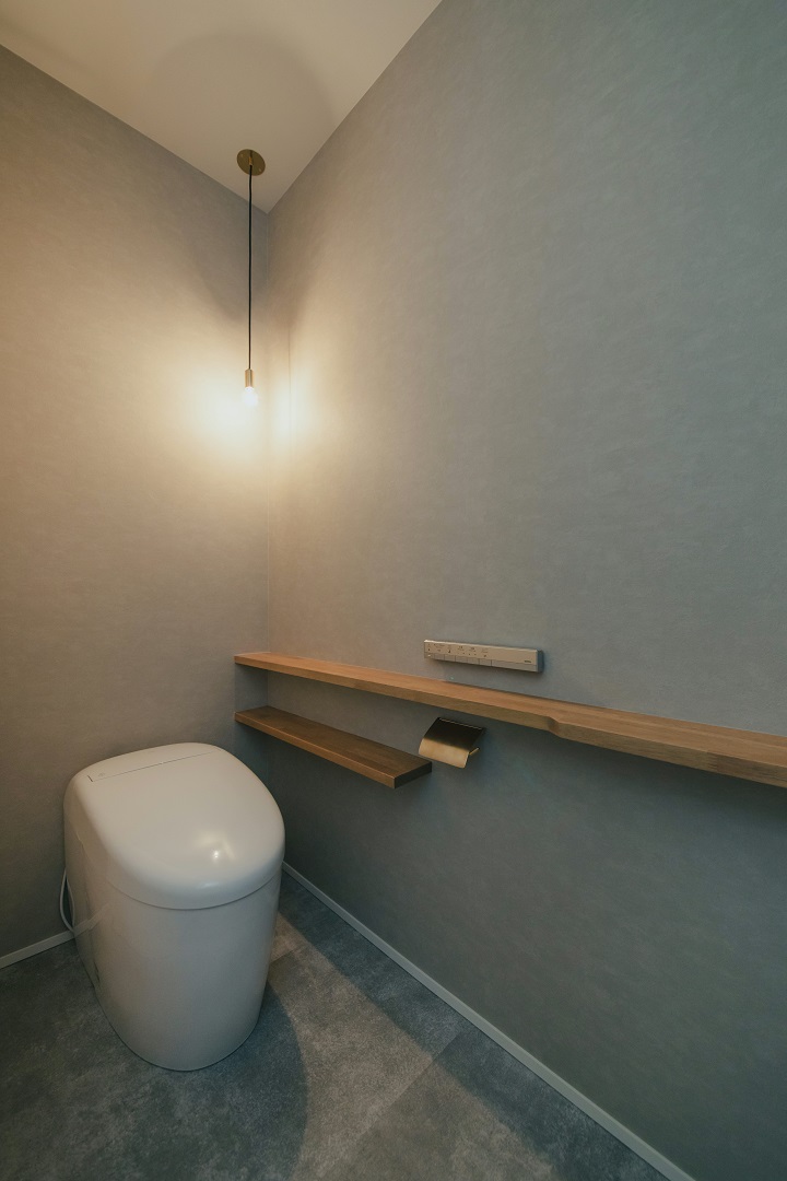 タイルテラスの中庭が、家族時間を紡ぐ家