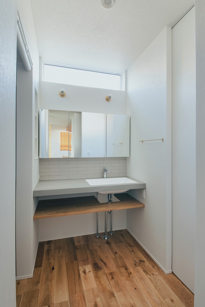 タイルテラスの中庭が、家族時間を紡ぐ家