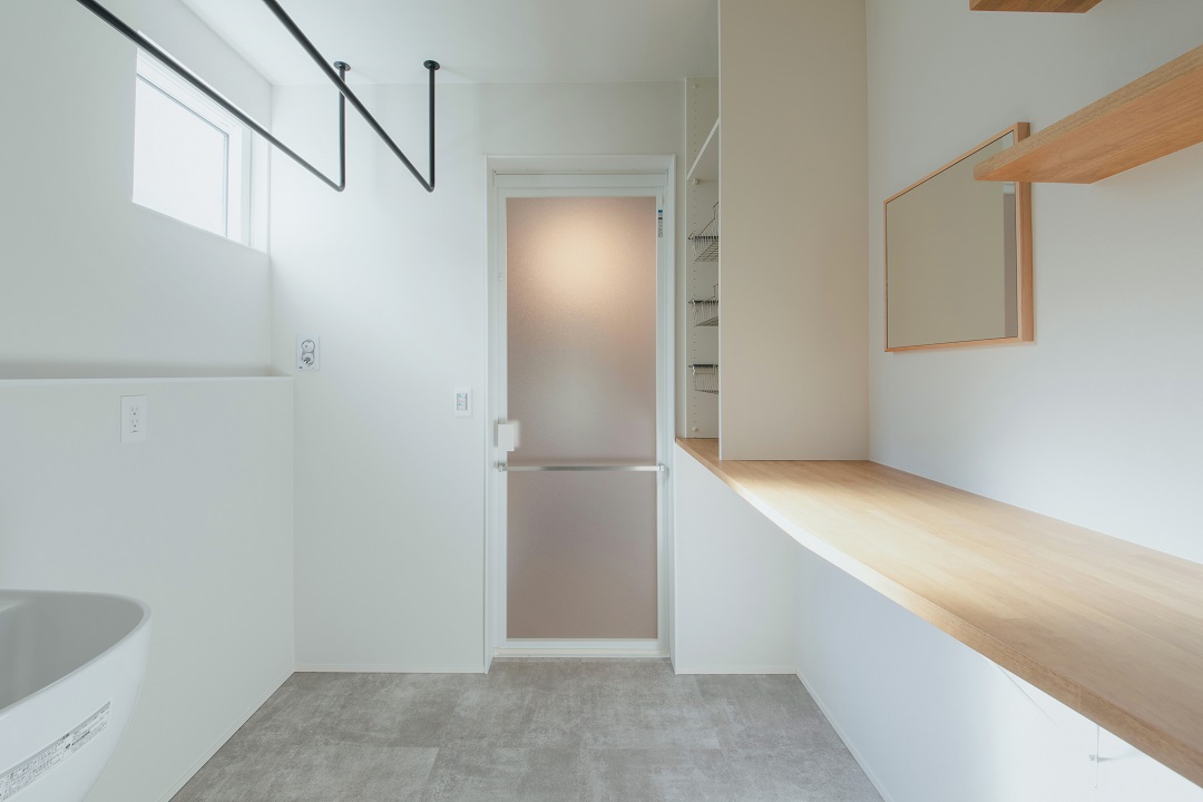 タイルテラスの中庭が、家族時間を紡ぐ家