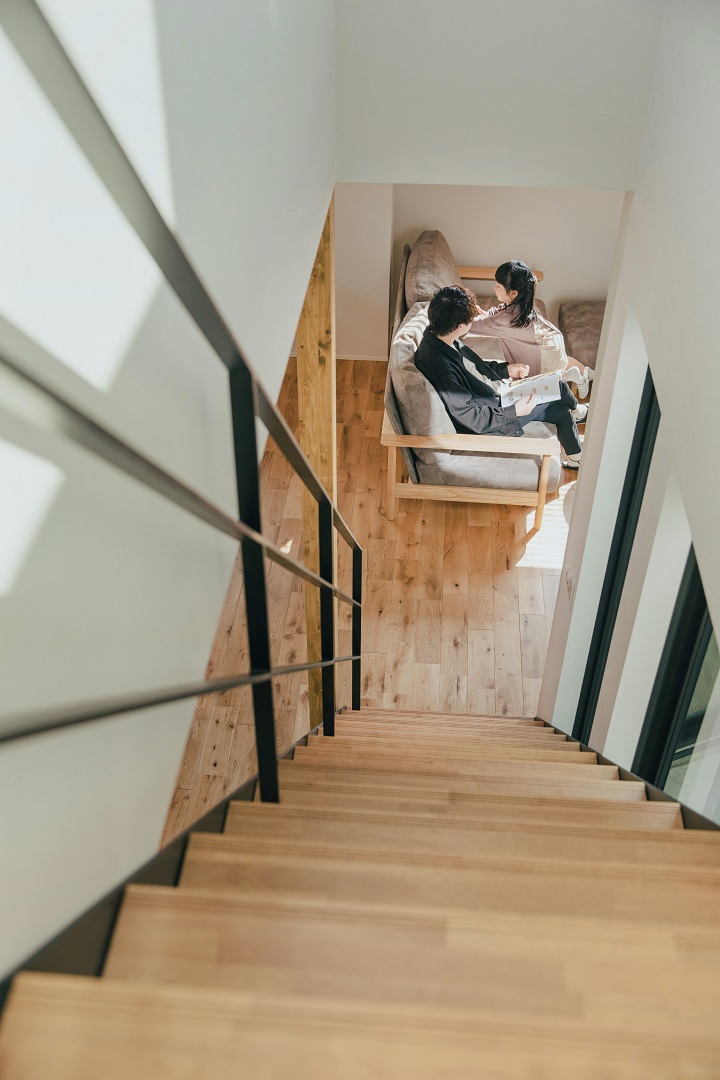 タイルテラスの中庭が、家族時間を紡ぐ家