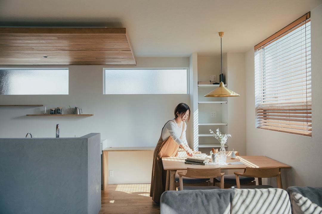 タイルテラスの中庭が、家族時間を紡ぐ家