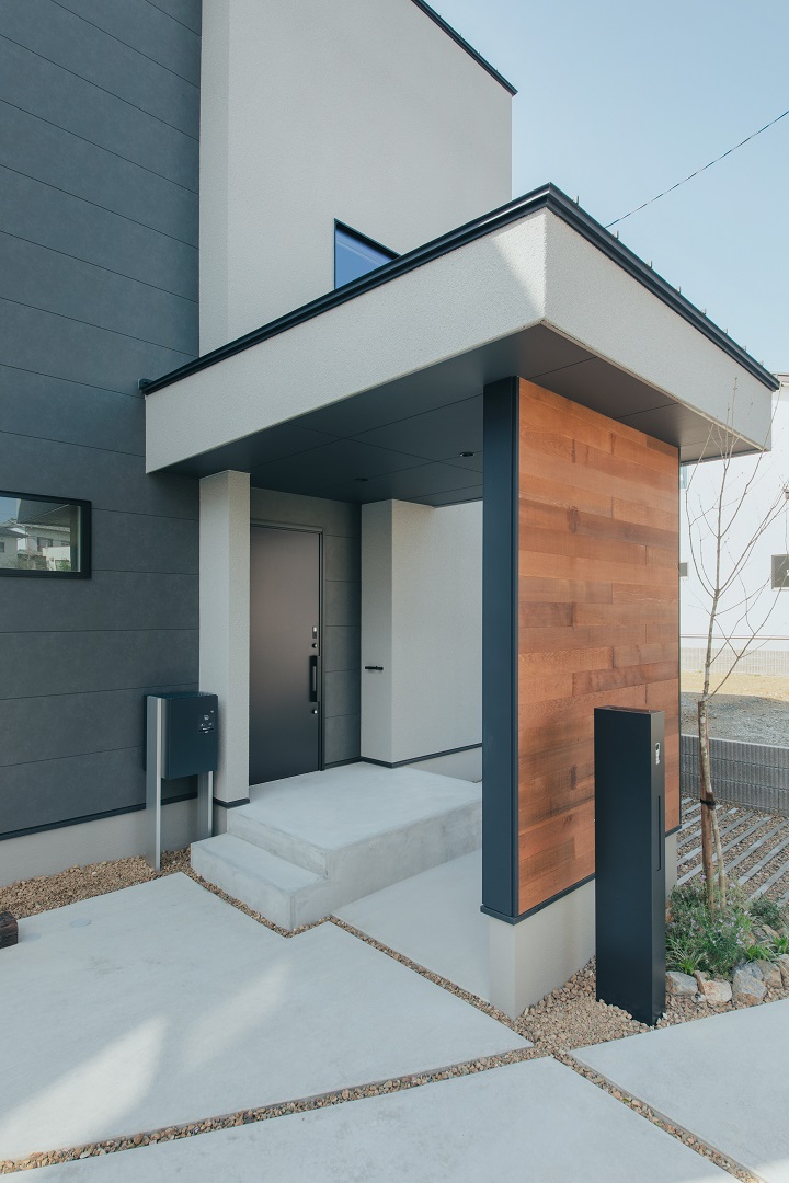 タイルテラスの中庭が、家族時間を紡ぐ家