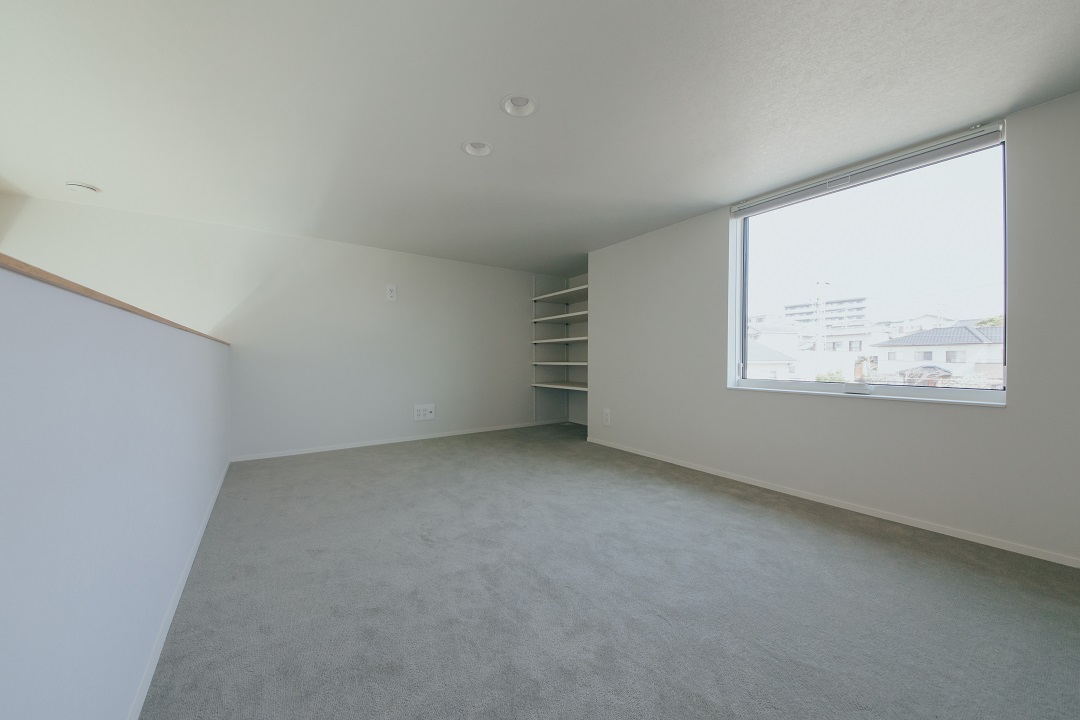 タイルテラスの中庭が、家族時間を紡ぐ家