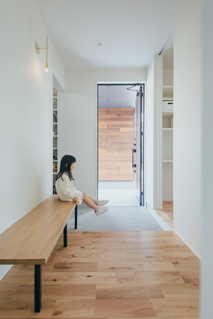 タイルテラスの中庭が、家族時間を紡ぐ家