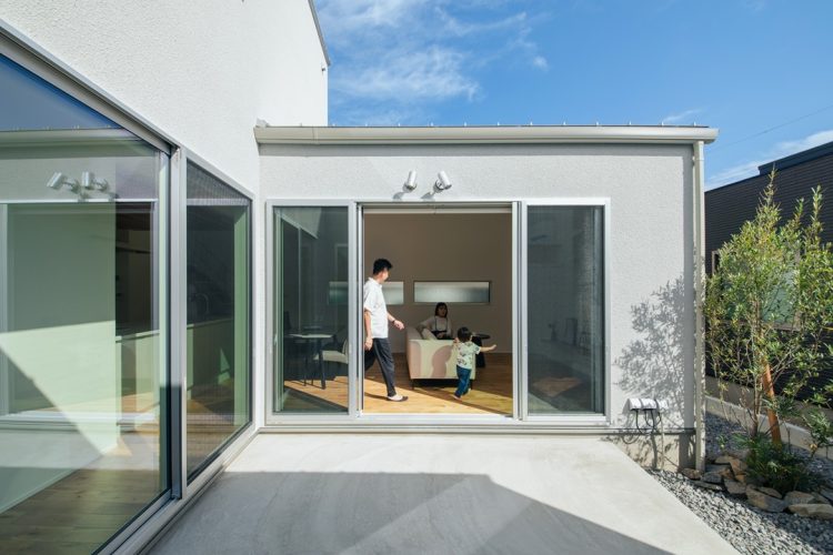 中庭からリビングを望む