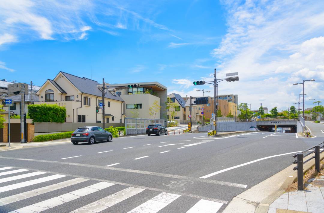 大きな道路沿いの家