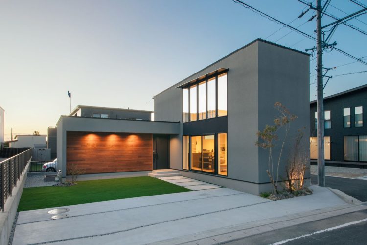 夕暮れに映える建築家住宅
