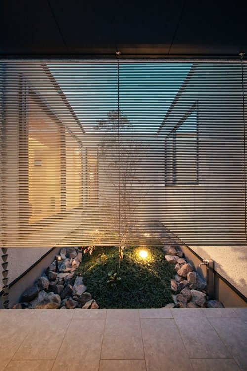 夕暮れの中庭