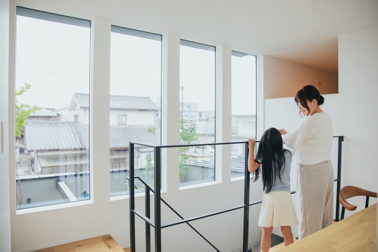 スタディコーナーで談笑する母娘