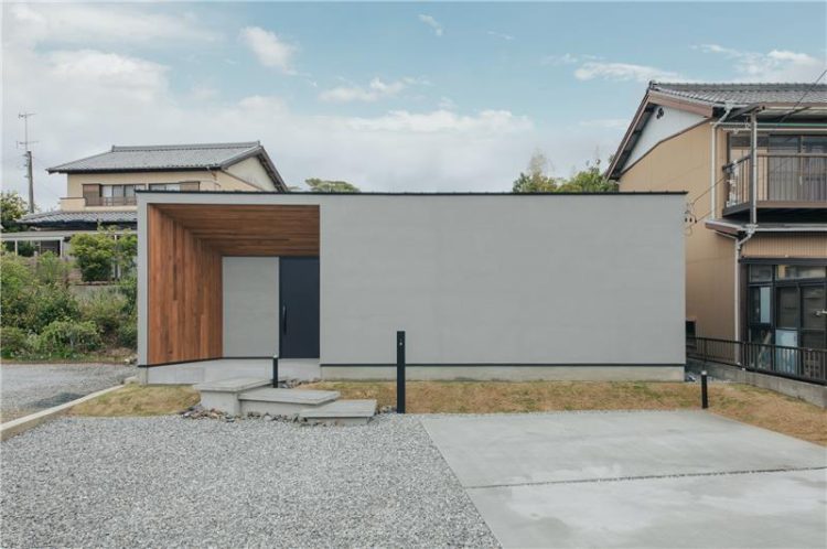 グレーの外観の美しい建築家住宅