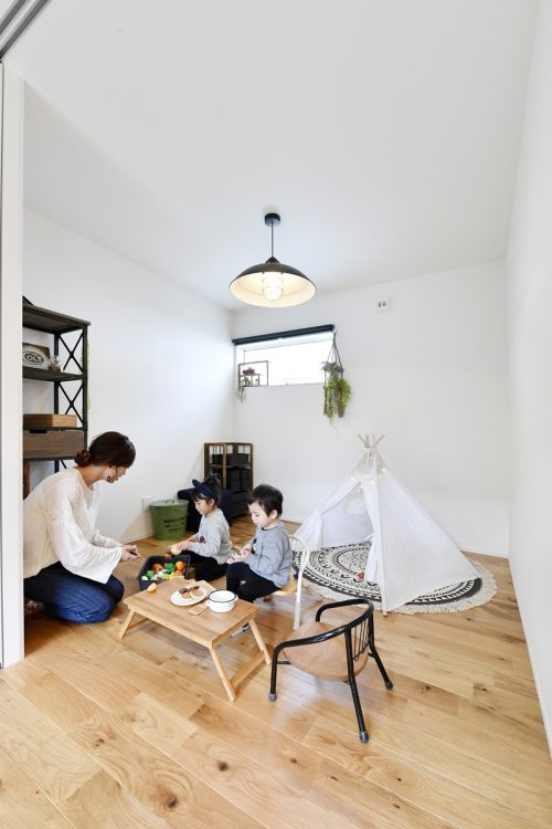 部屋の中で遊ぶ親子