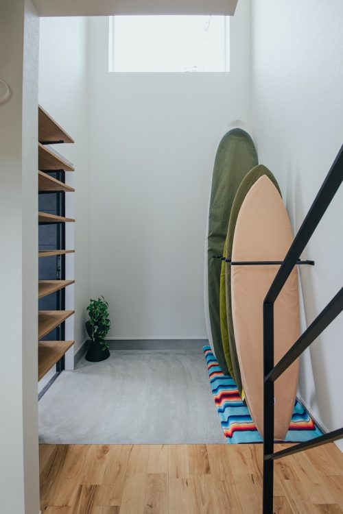 サーフボードを見せる収納にした空間