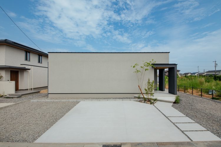 白と黒のコントラストが美しい平屋