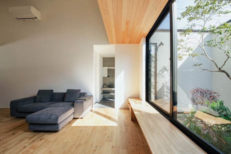 中庭から自然光がたっぷり入るリビング