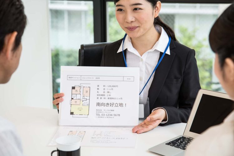 賃貸物件を紹介する不動産会社のスタッフ