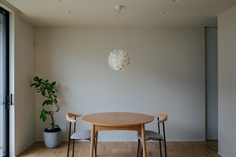 丸テーブルがやさしい雰囲気のダイニング