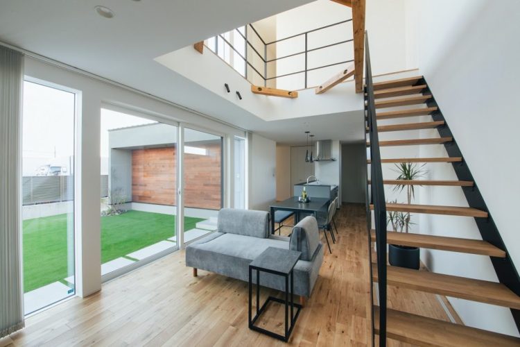 吹き抜けから明るい日差しが差し込むリビング