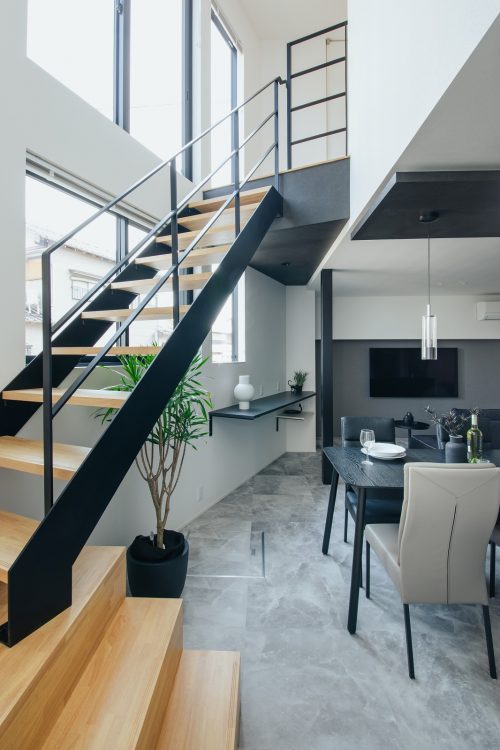 吹抜けに設けたアイアン階段