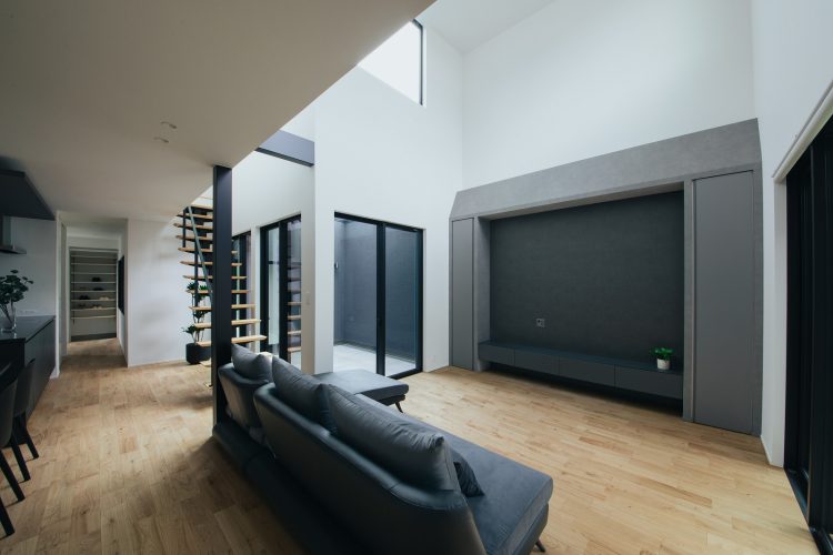 吹抜けからの自然光で明るいリビング