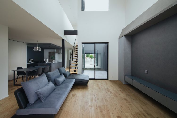 中庭と繋がるリビング