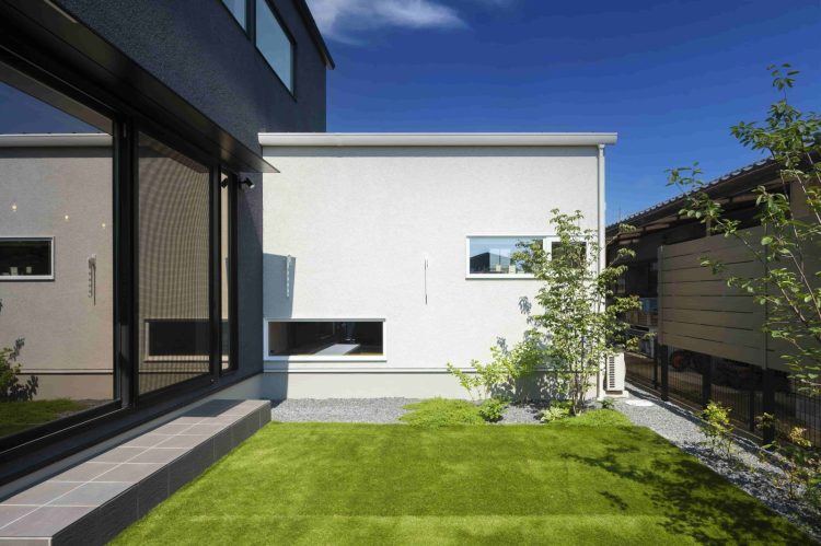 青々とした芝生のある中庭