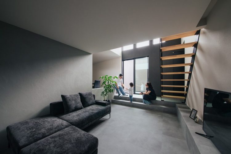 落ち着いたトーンの壁や床を採用したリビング