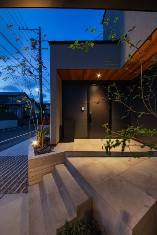 夕景の玄関までのアプローチ