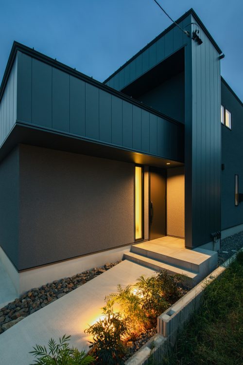 ライトアップされたアプローチ