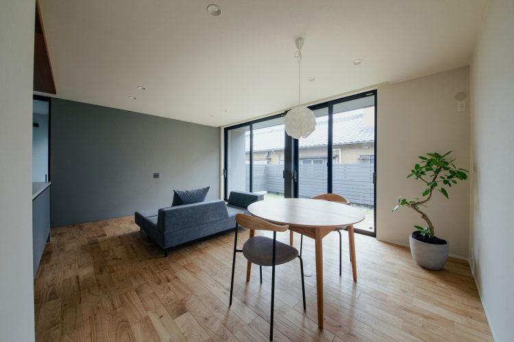 視線が庭の先まで抜けるリビングダイニング