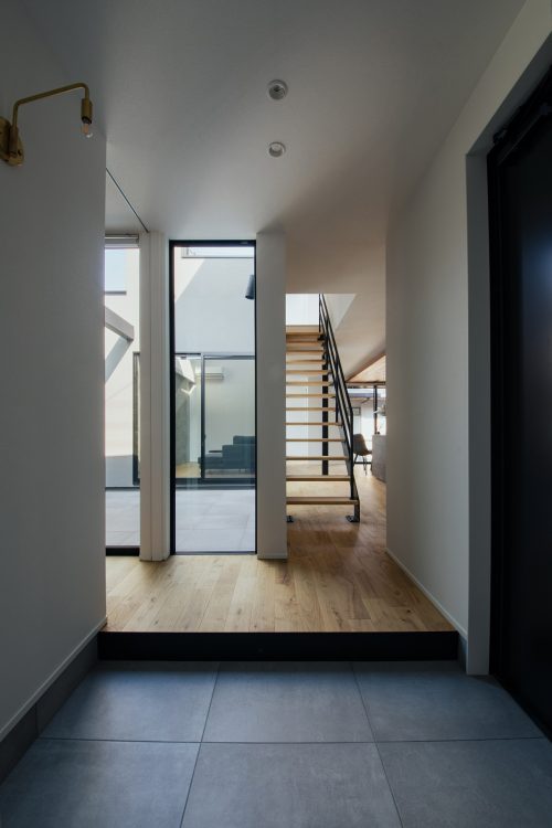 視線が奥まで抜ける玄関ホール