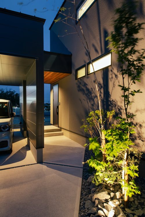 ライトアップされた玄関までのアプローチ