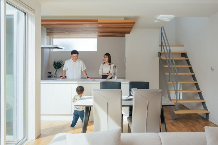 キッチンに立つご夫婦