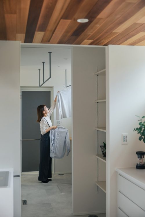 洗濯を干す奥さん