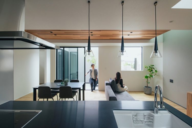 リビングで寛ぐ夫婦