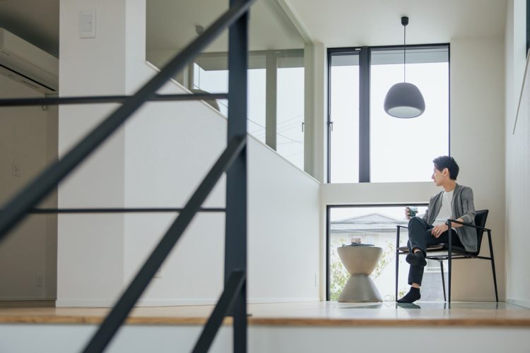 フリースペースで寛ぐ男性