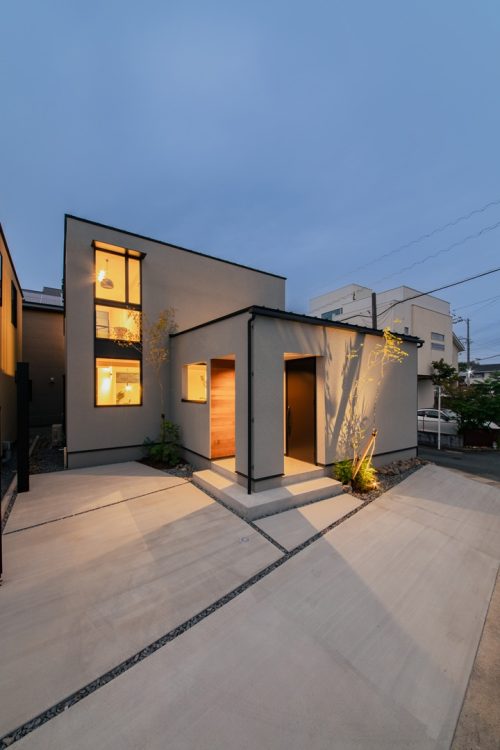 ライトアップされたスタイリッシュな外観