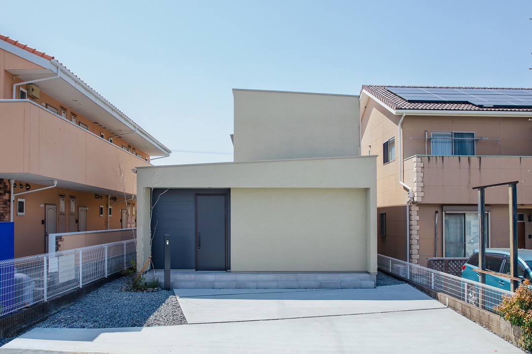 アパートに囲まれていても、開放感を叶えた家