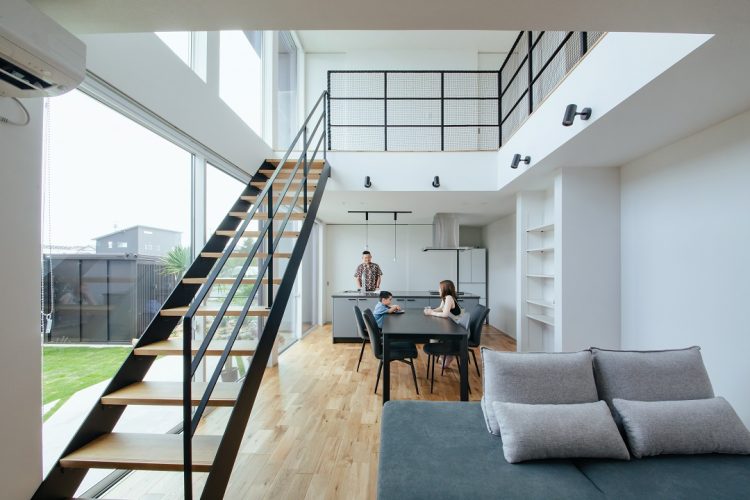 ダイニングで寛ぐ家族