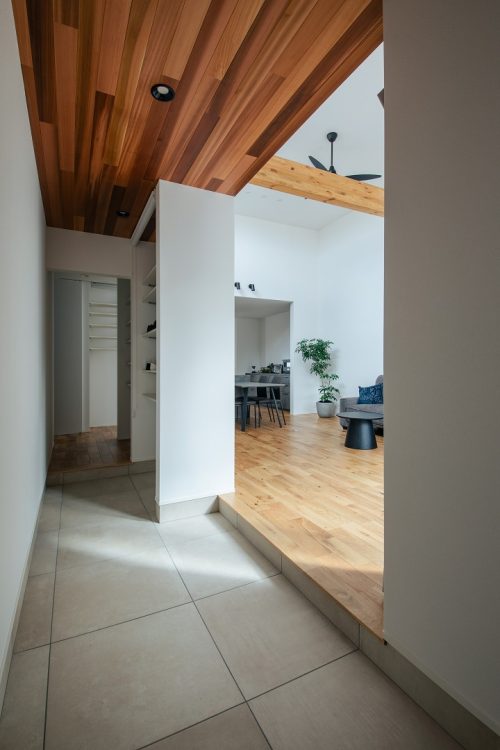 タイルの土間が続く玄関ホール