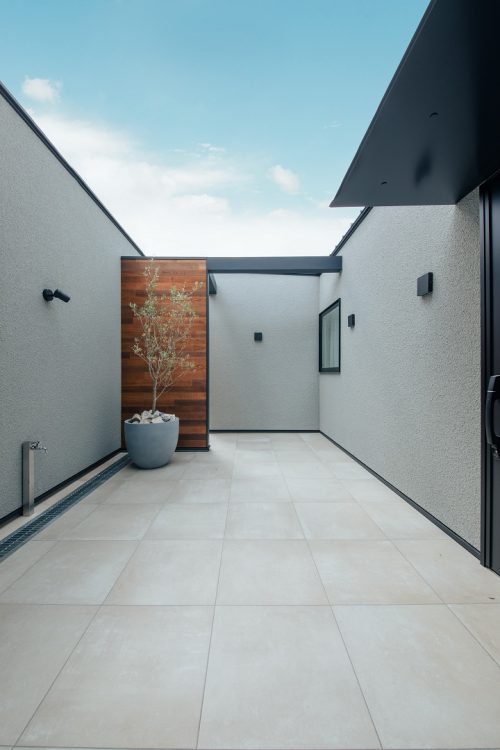 道路からの目線を遮る中庭