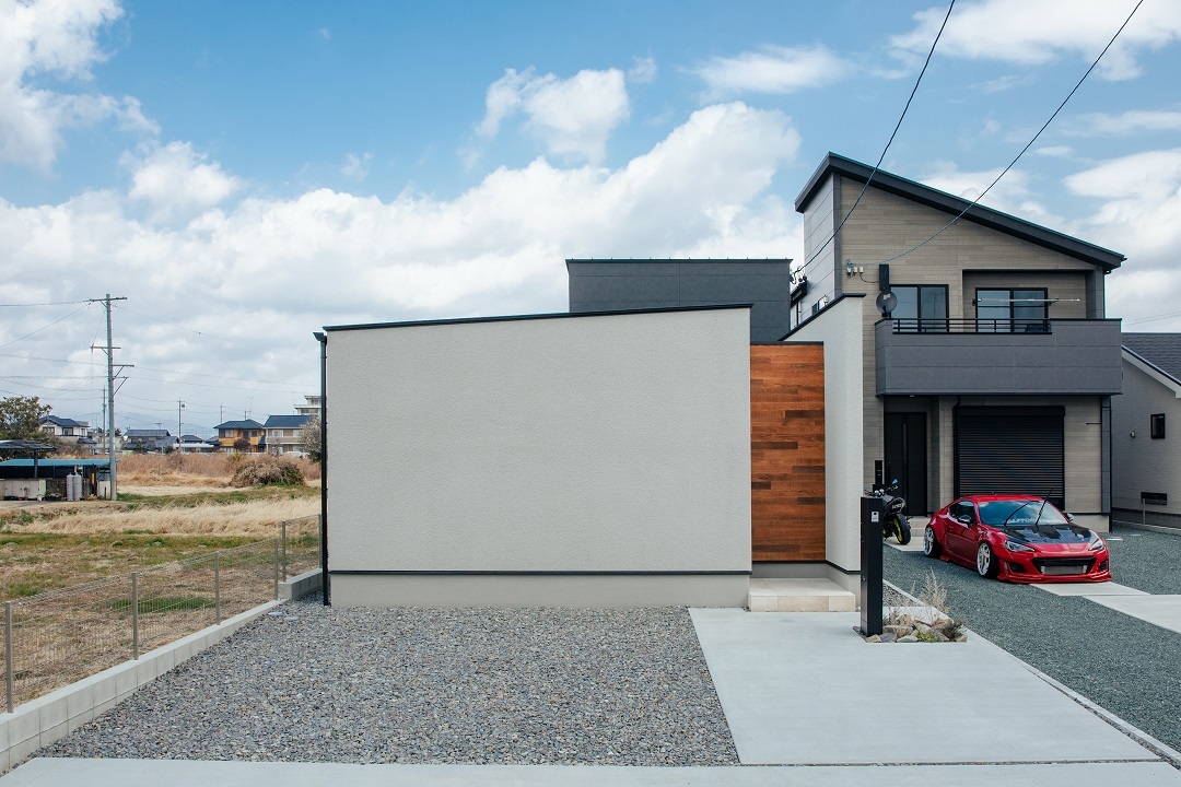 空とヒカリを招く、中庭と高天井がある平屋