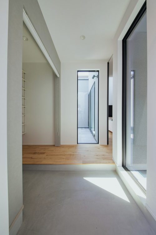 視線が奥へと延びる玄関ホール