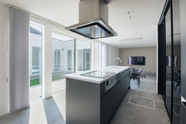 中庭を望むキッチン