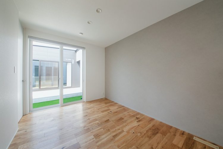 中庭を望む平屋