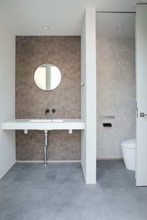 洗面化粧台とトイレ