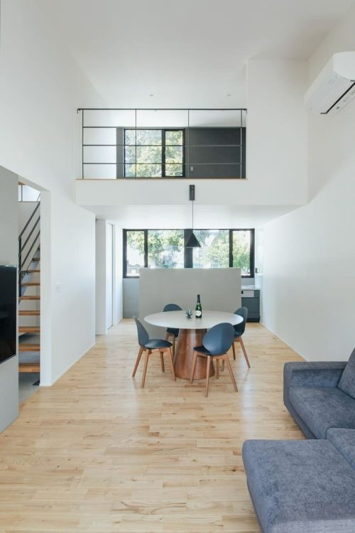 住まいについて相談する夫婦