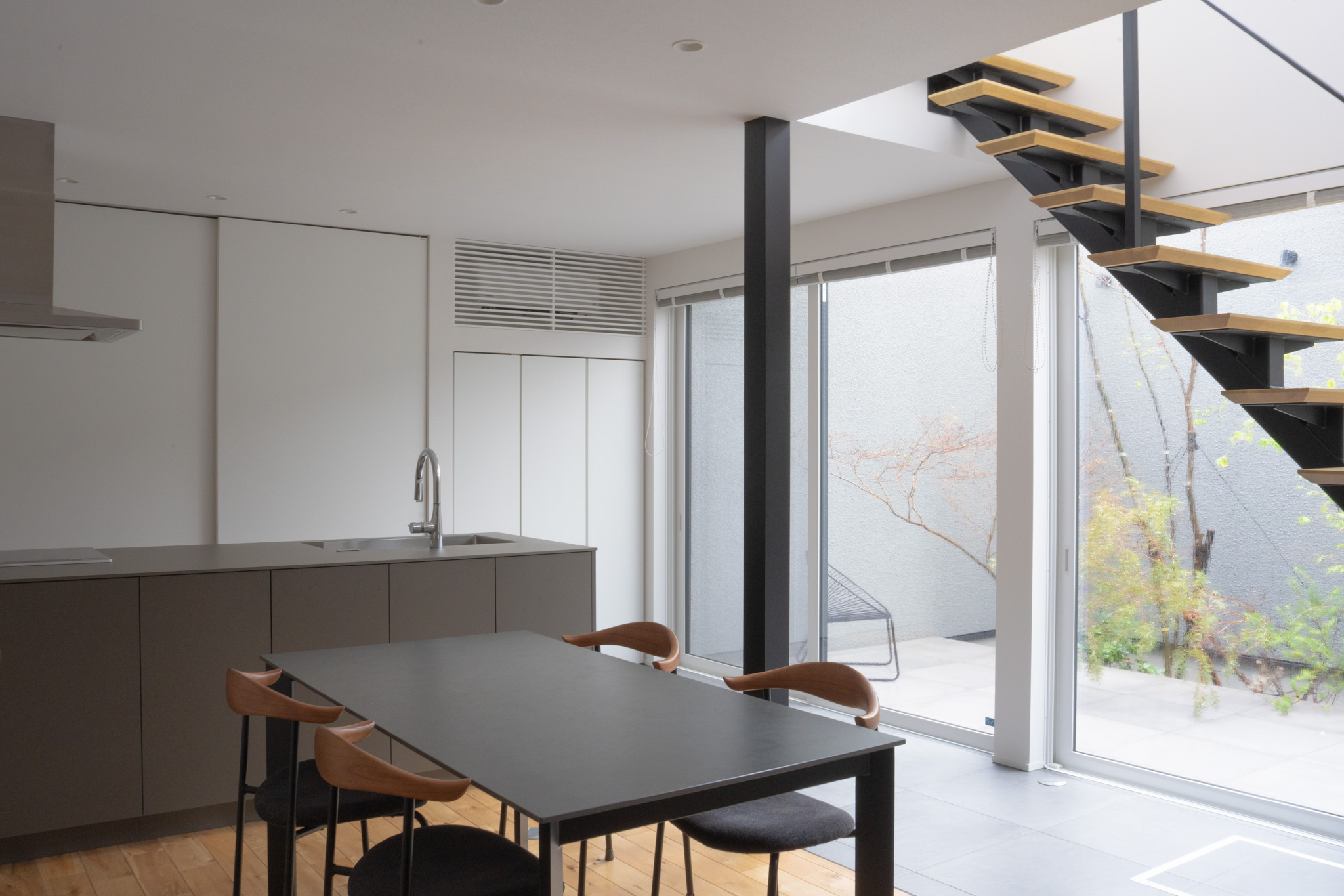 ルーバーを閉じてエアコンを完全に隠した壁面