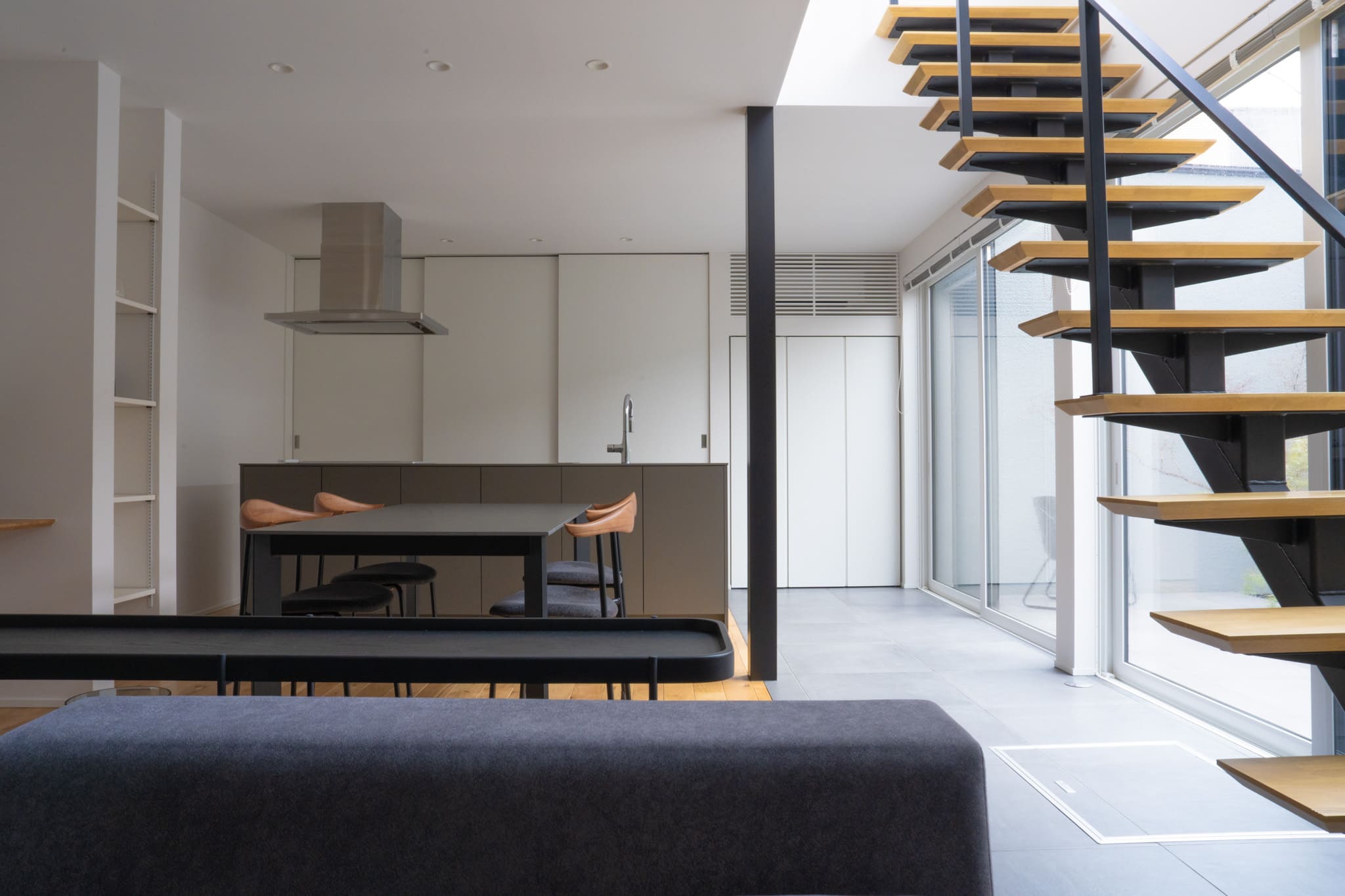 ダイニング側から眺めた、整然としたアイランドキッチンの佇まい