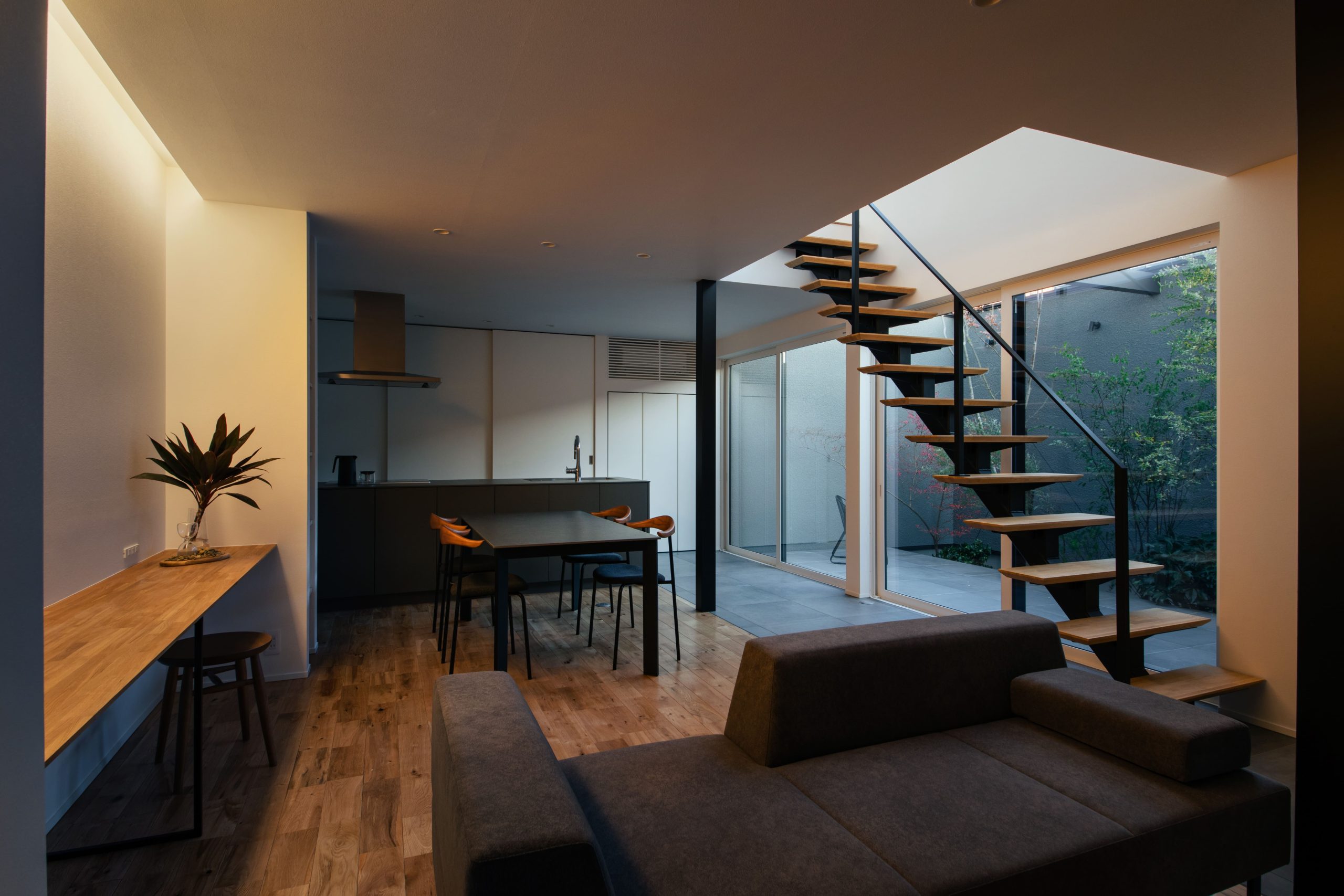 南面の吹き抜けから柔らかく差し込む自然光