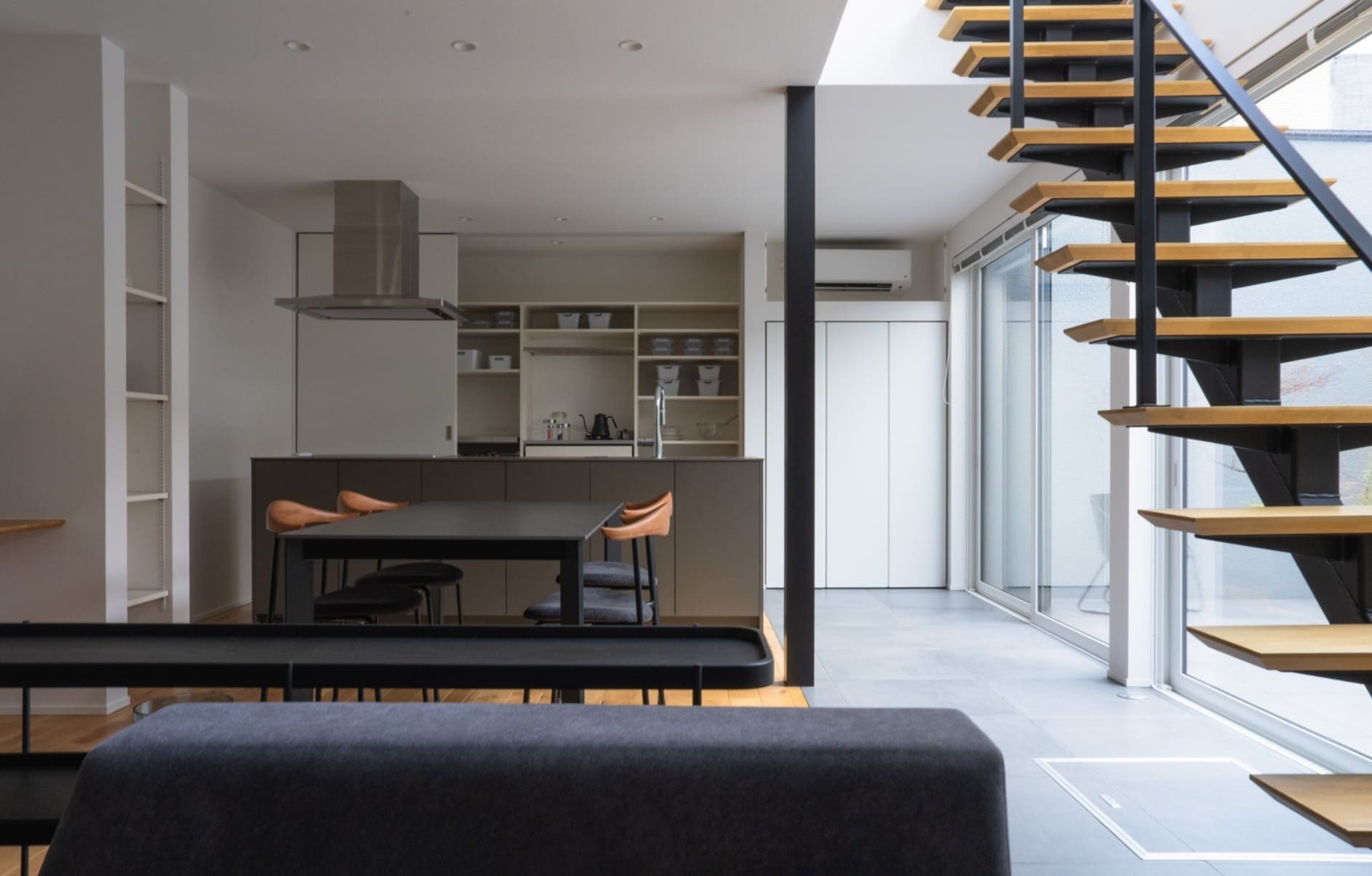 背面収納にすべてを隠したアイランドキッチン